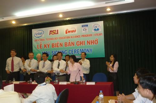 Lễ ký biên bản ghi nhớ Hợp tác INTEL - CAO THẮNG - năm 2011